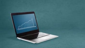 Illustrasjonsbilde: Åpen laptop på grønn bakgrunn.