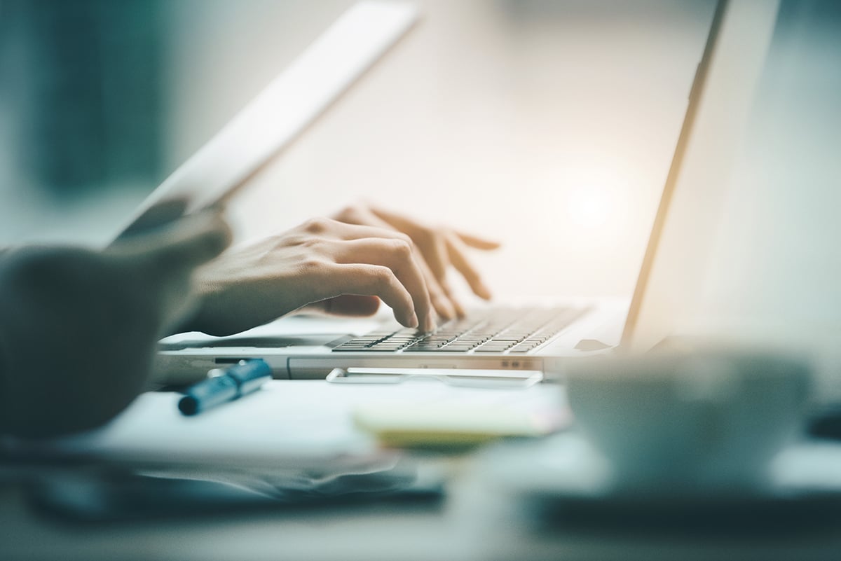 Illustrasjonsbilde: Hender på et tastatur